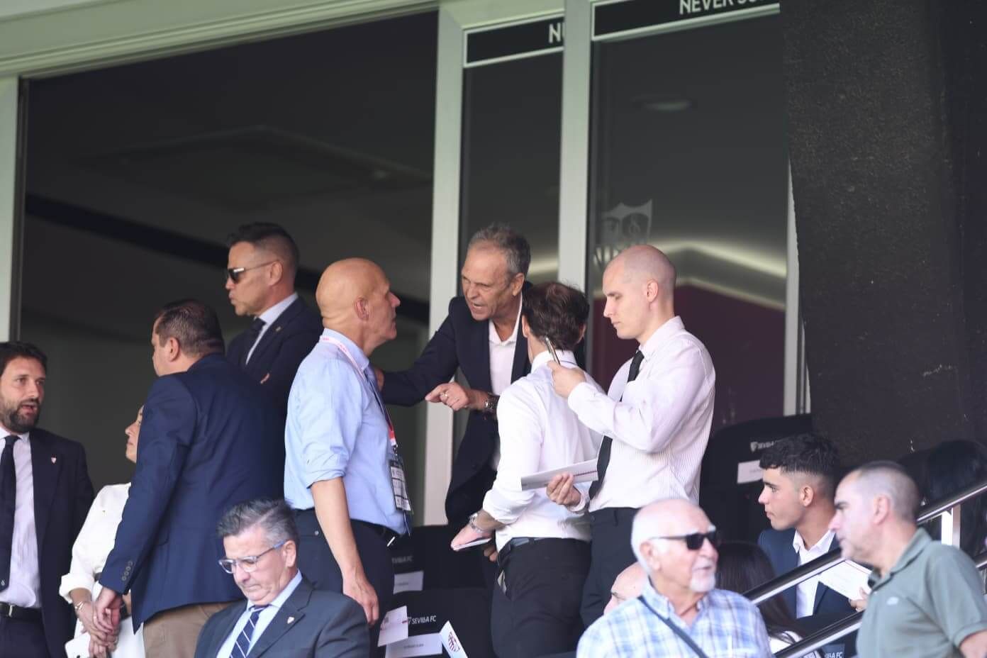 Frode Olsen saluda a Joaquín Caparrós en el palco del Sánchez-Pizjuán.