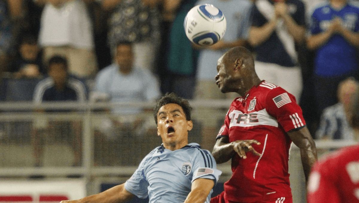 Omar Bravo, a la izquierda, durante su etapa como futbolista.