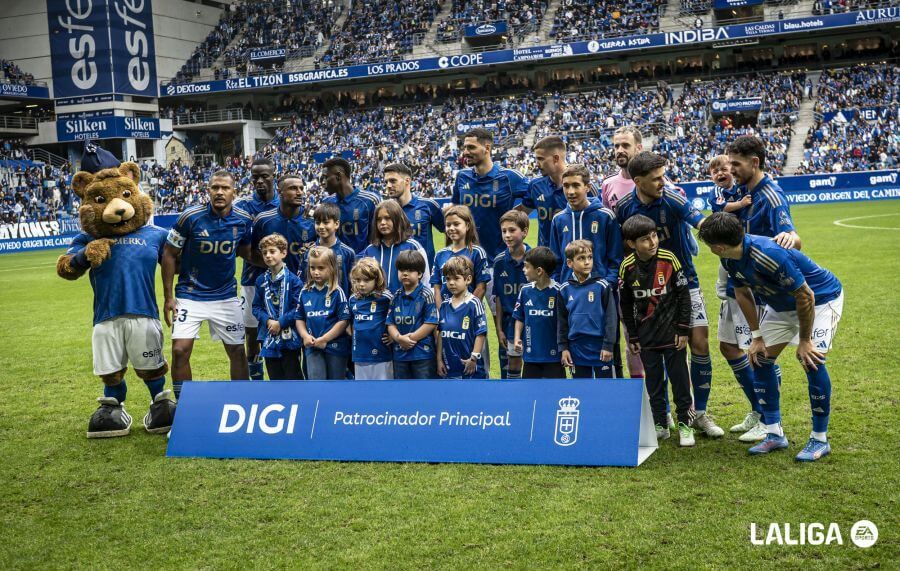 Once del Real Oviedo ante el Levante.