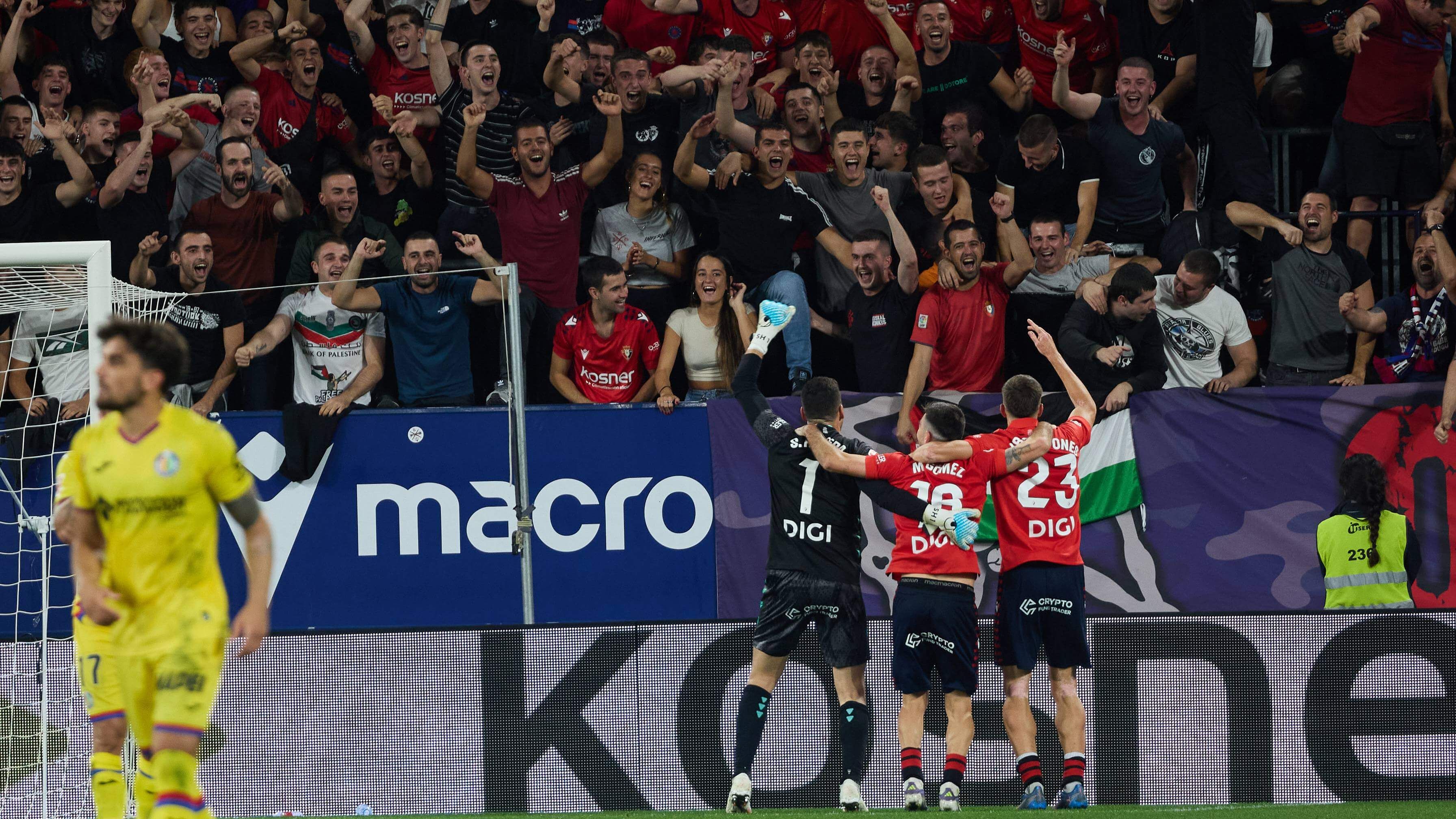 Los jugadores de Osasuna celebran una victoria con la grada (FOTO: Cordón Press).