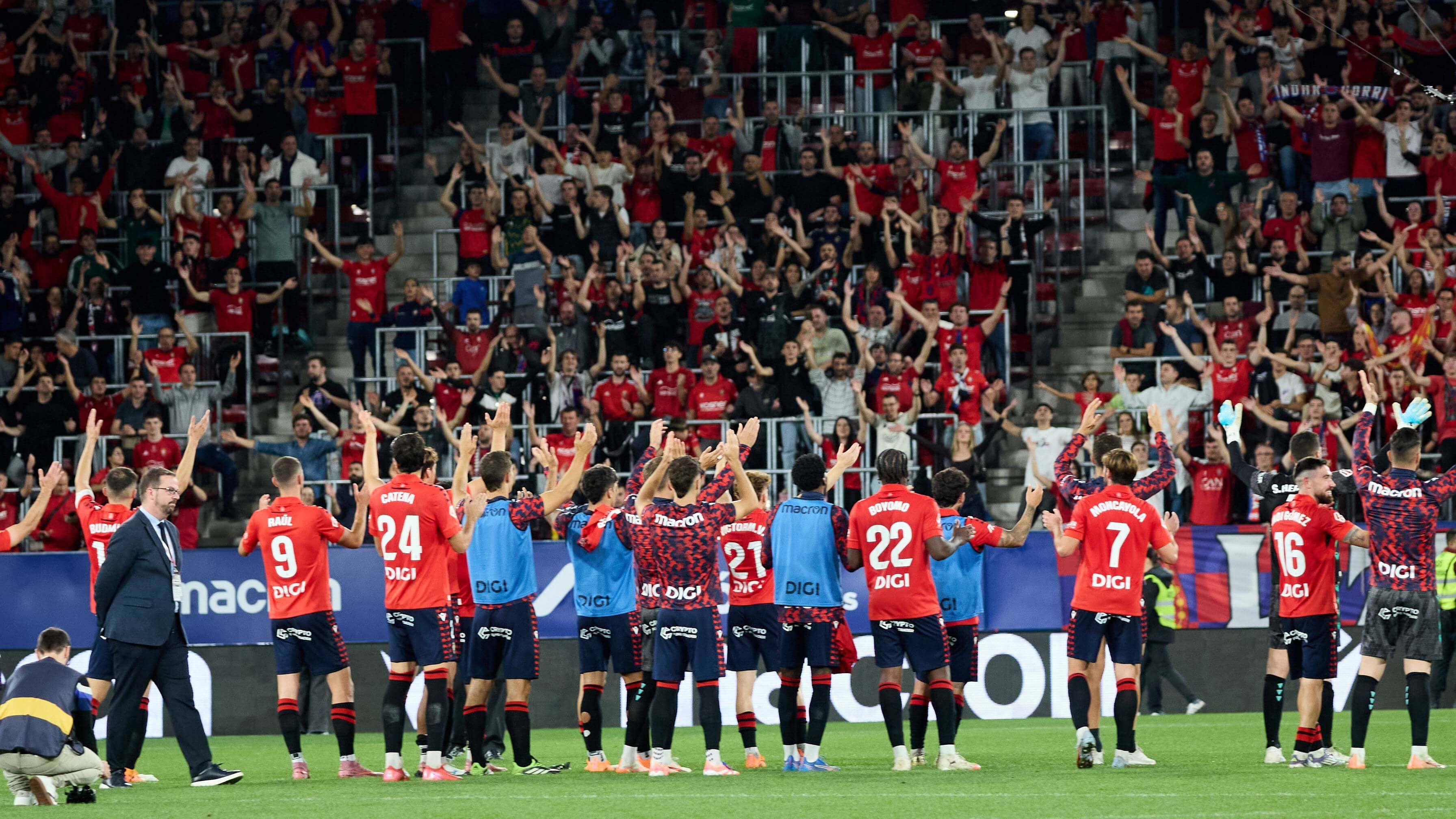 Los jugadores de Osasuna celebran un gol con la grada (FOTO: Cordón Press).