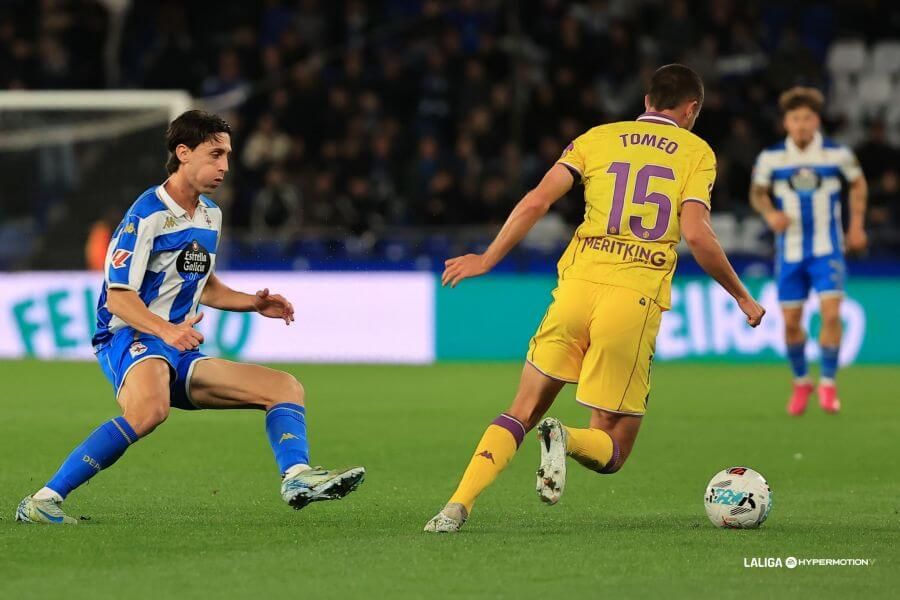 Pablo Tomeo, ante el Dépor en Riazor.