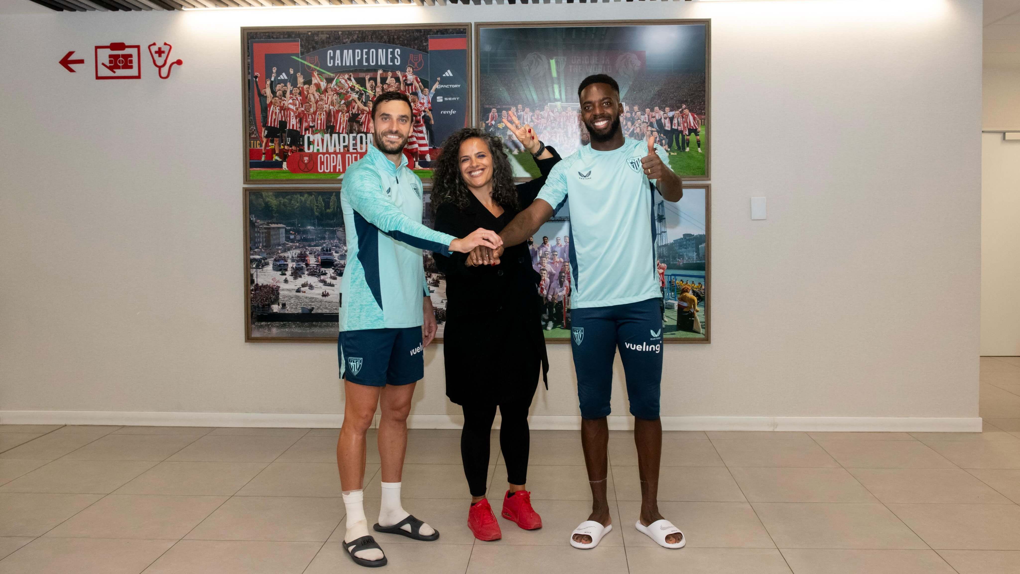  Iñigo Lekue e Iñaki Williams posan con la activista palestina Honey Thaljieh.