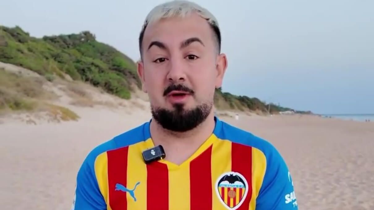  Papi Gavi, con la camiseta del Valencia CF