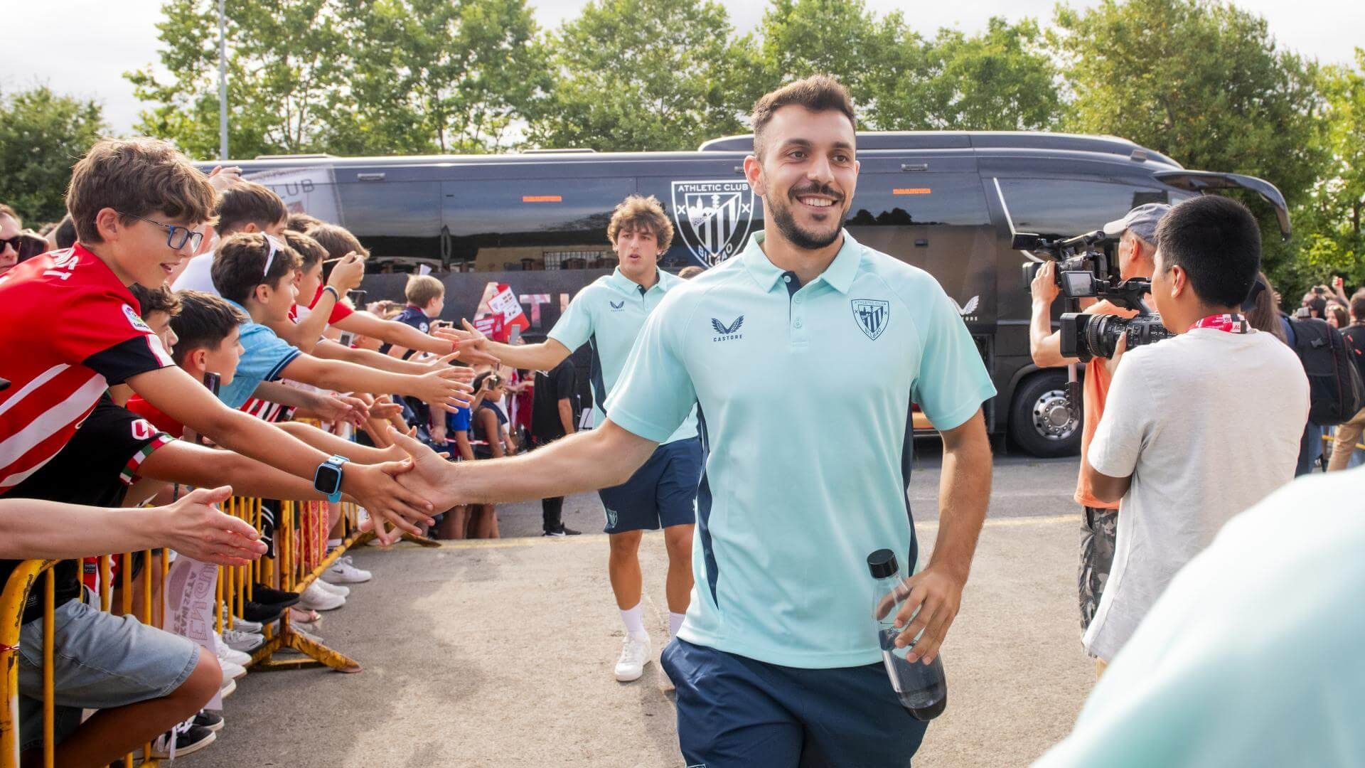  Aitor Paredes y Unai Gómez saludan a los aficionados rojiblancos al bajar del autobús para un partido.