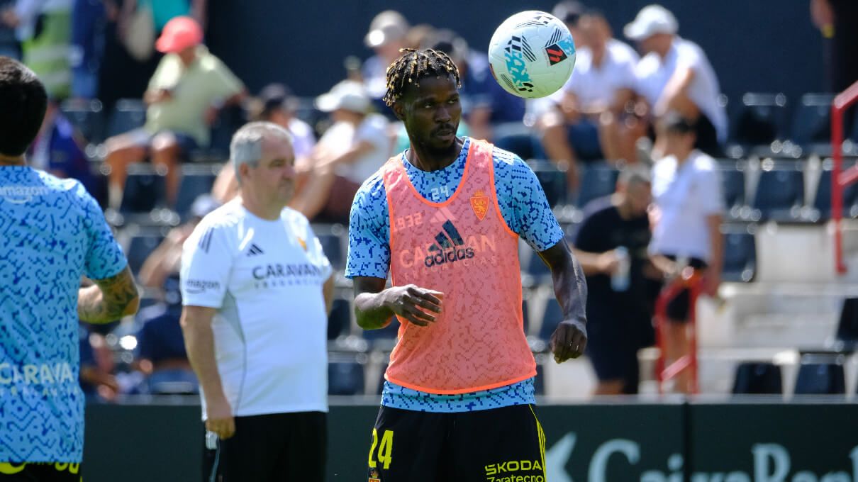 Paul Akouokou calienta con el Real Zaragoza.