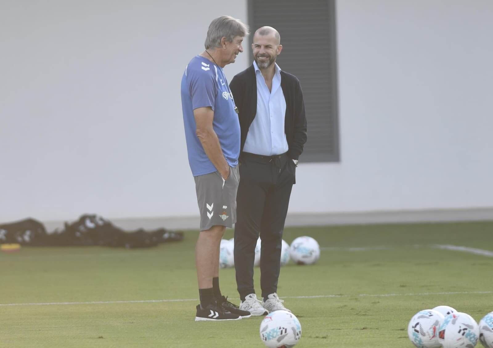 Manu Fajardo, charlando con Manuel Pellegrini, en la sesión del viernes.