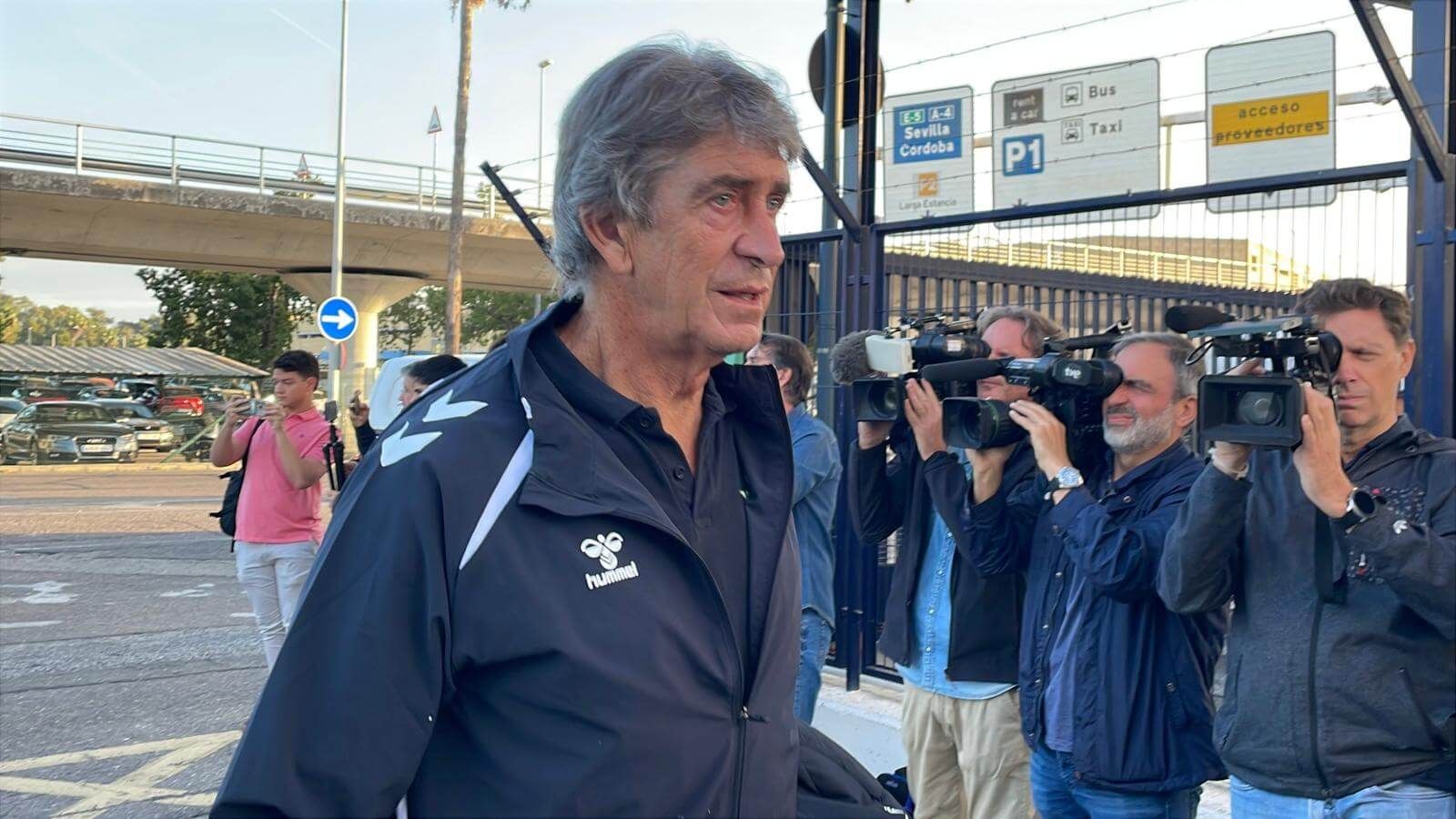 Manuel Pellegrini, en la salida del equipo hacia Genk.