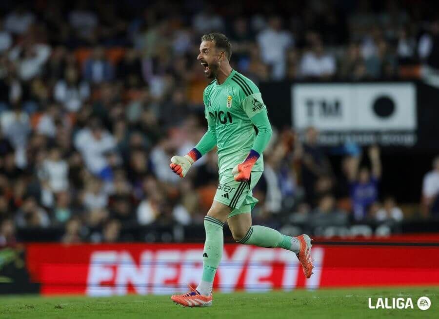  Penalti fallado de Danjuma y parado por Escandell (Foto; LALIGA)