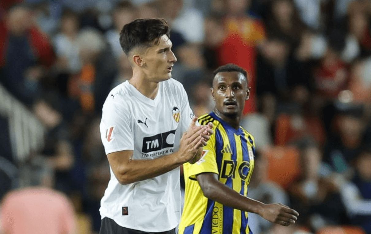  Pepelu ante el Oviedo