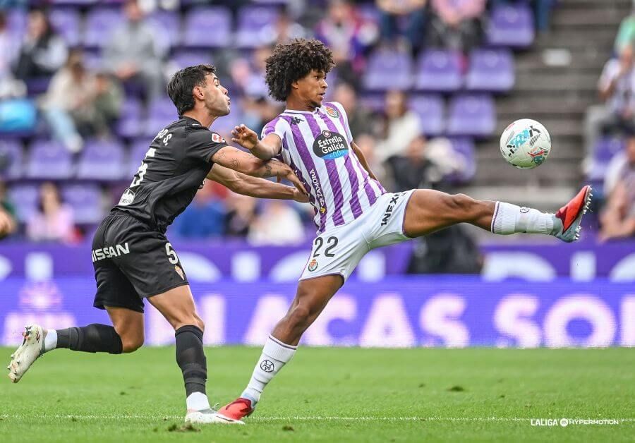  Peter Federico intenta controlar la pelota ante el Sporting.
