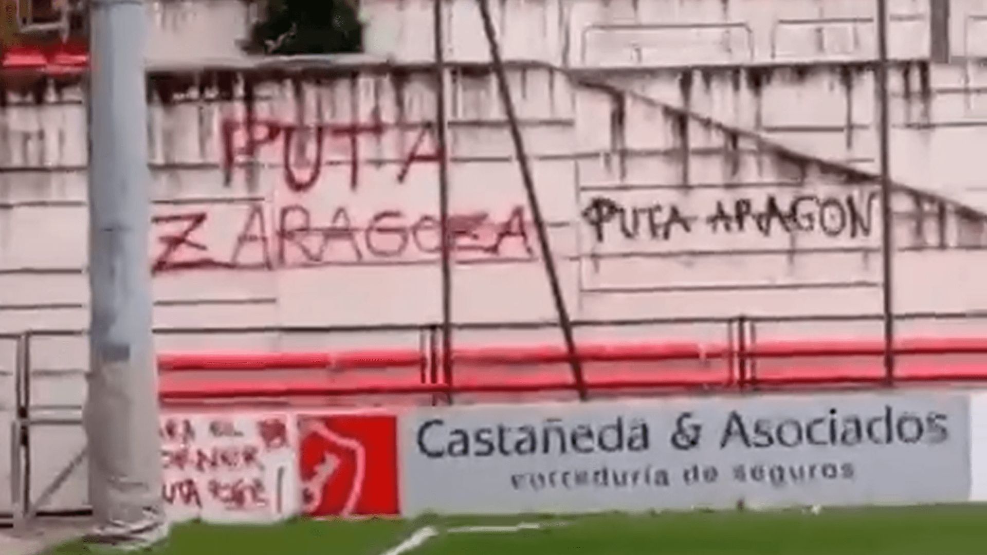 Pintadas contra el Real Zaragoza en el estadio del Mutilvera (Imagen: @puertas_alvaro).
