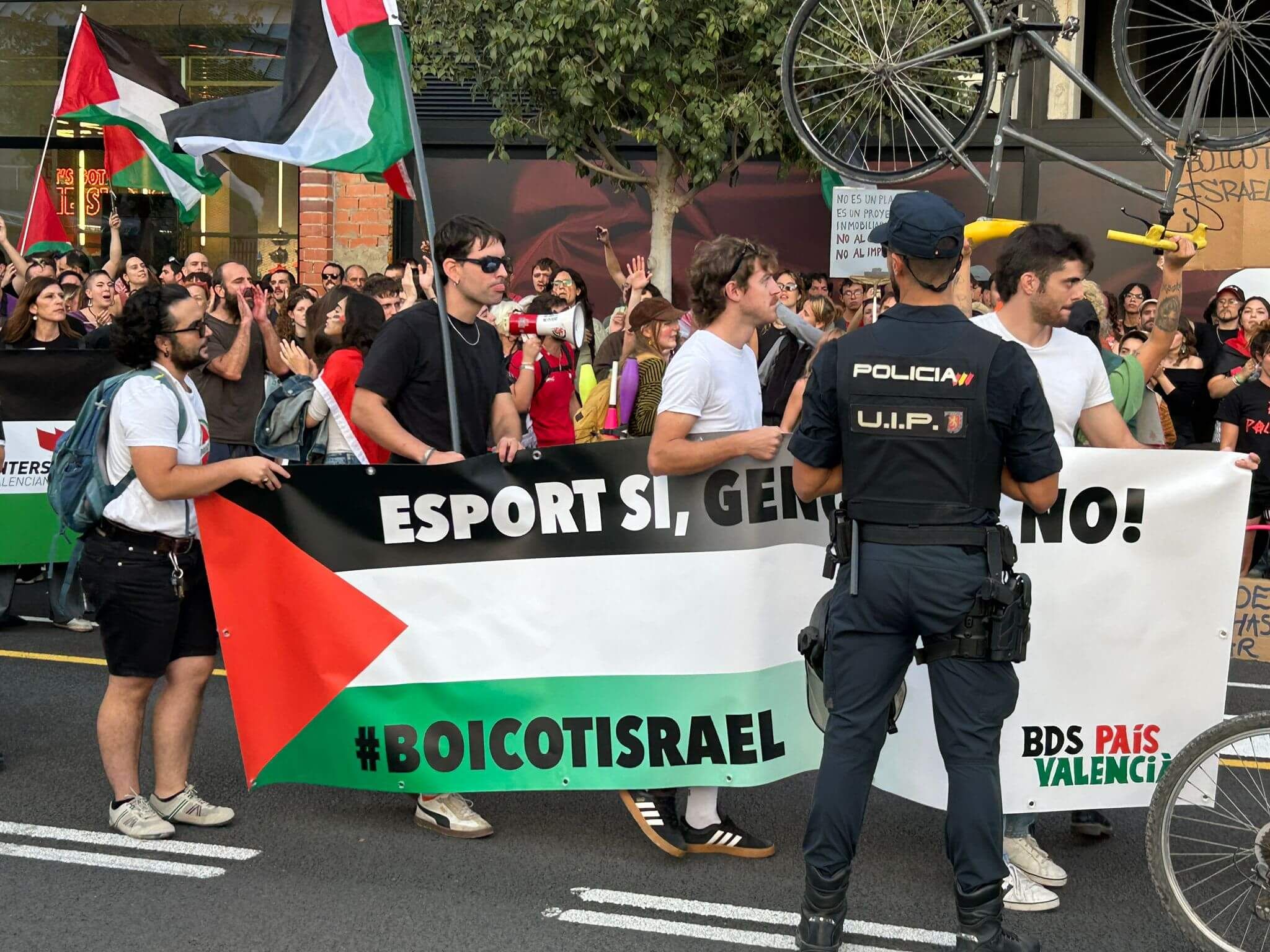 Protestas antes del Valencia Basket-Hapoel Tel Aviv de la Euroliga