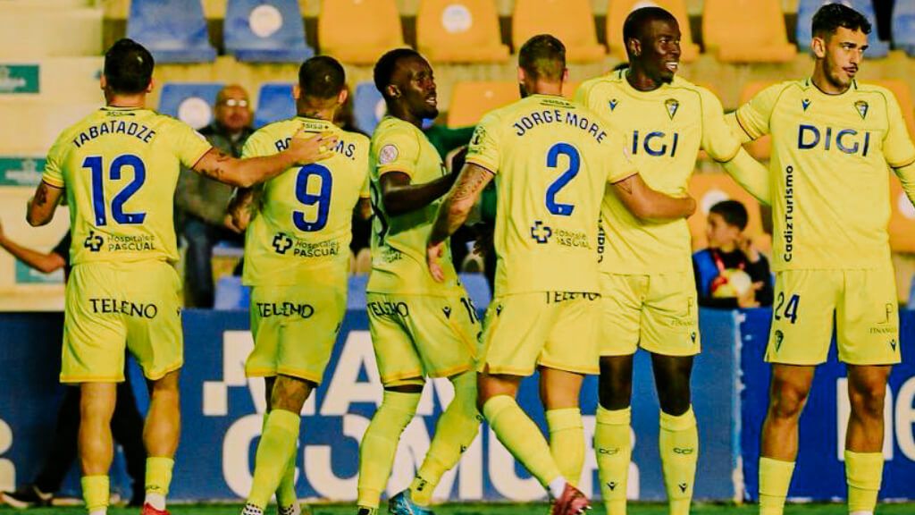 Celebración del tanto de Roger Martí ante el UCAM.