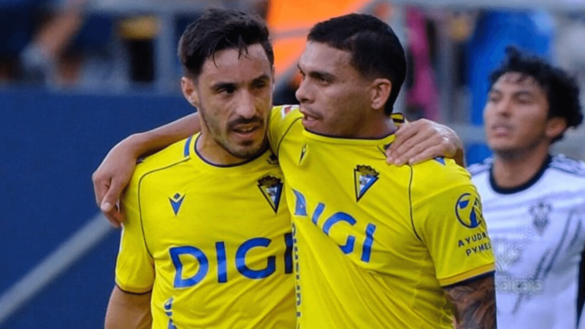  Isaac Carcelén celebra un gol con Brian Ocampo.