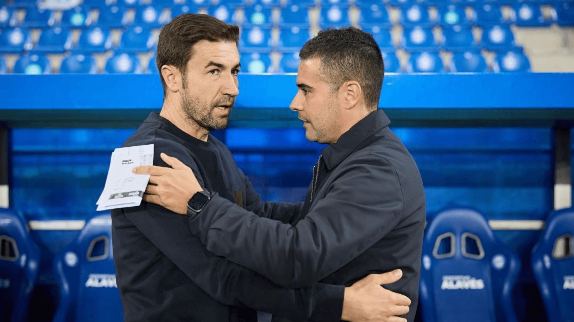  Gabi Fernández saluda a Fran Justo en Mendizorroza.