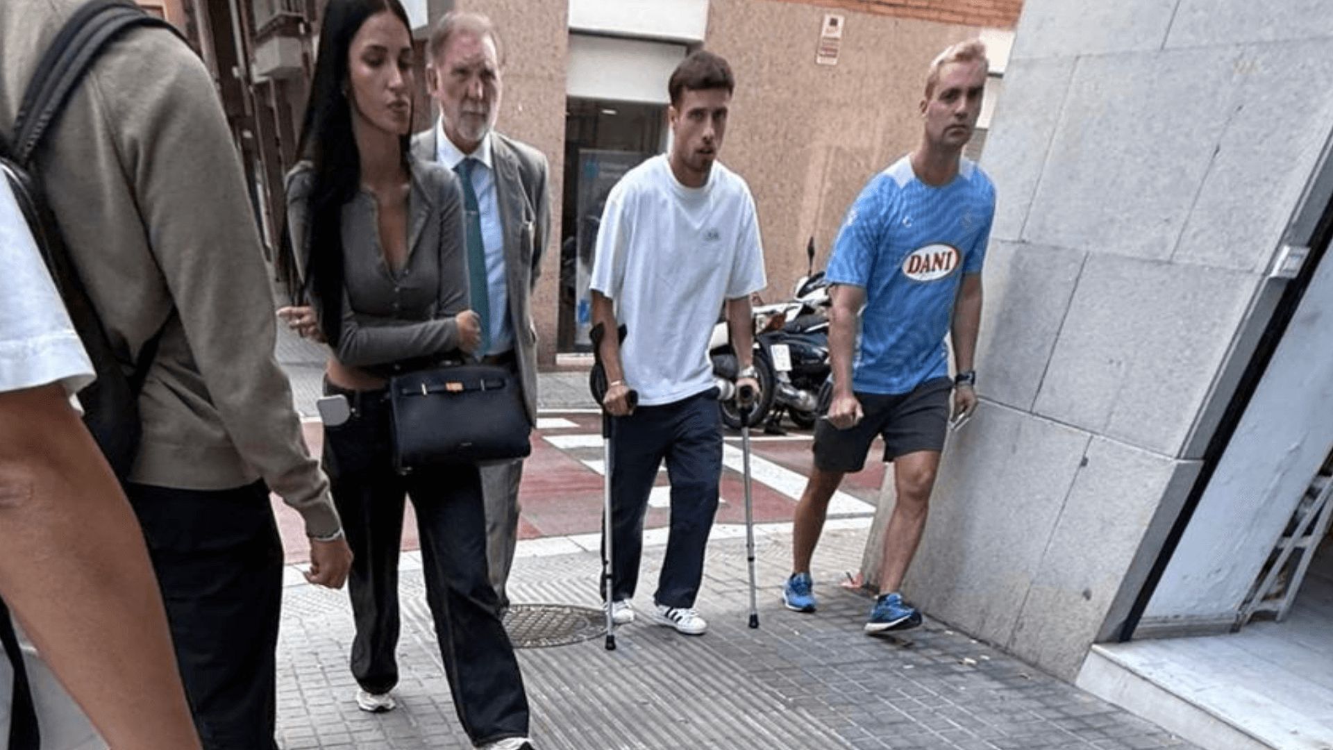 La imagen viral de Javi Puado en muletas.