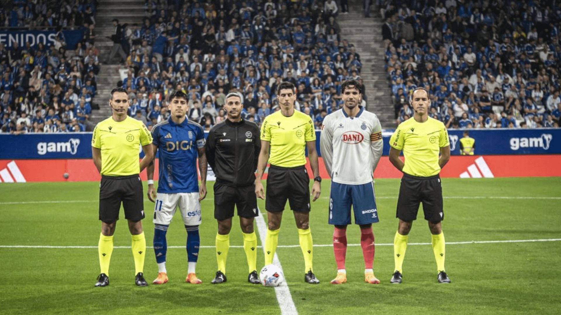  Los capitanes de Real Oviedo y Espanyol, antes del partido.