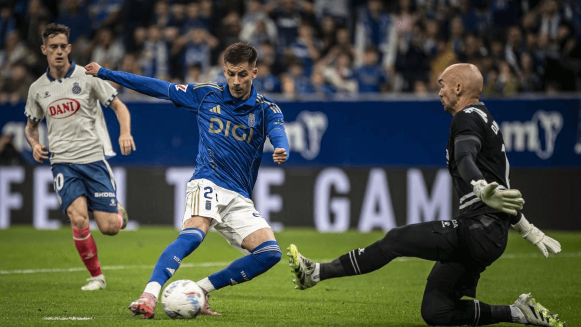  Ilic, ante Dmitrovic en el Real Oviedo-Espanyol.