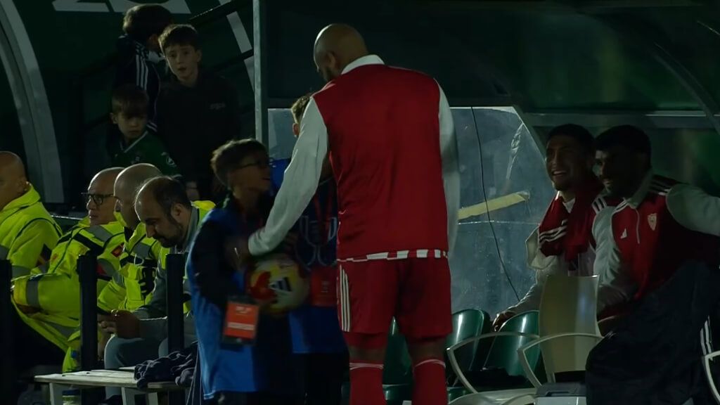 Marcao, bromeando con los recogepelotas.