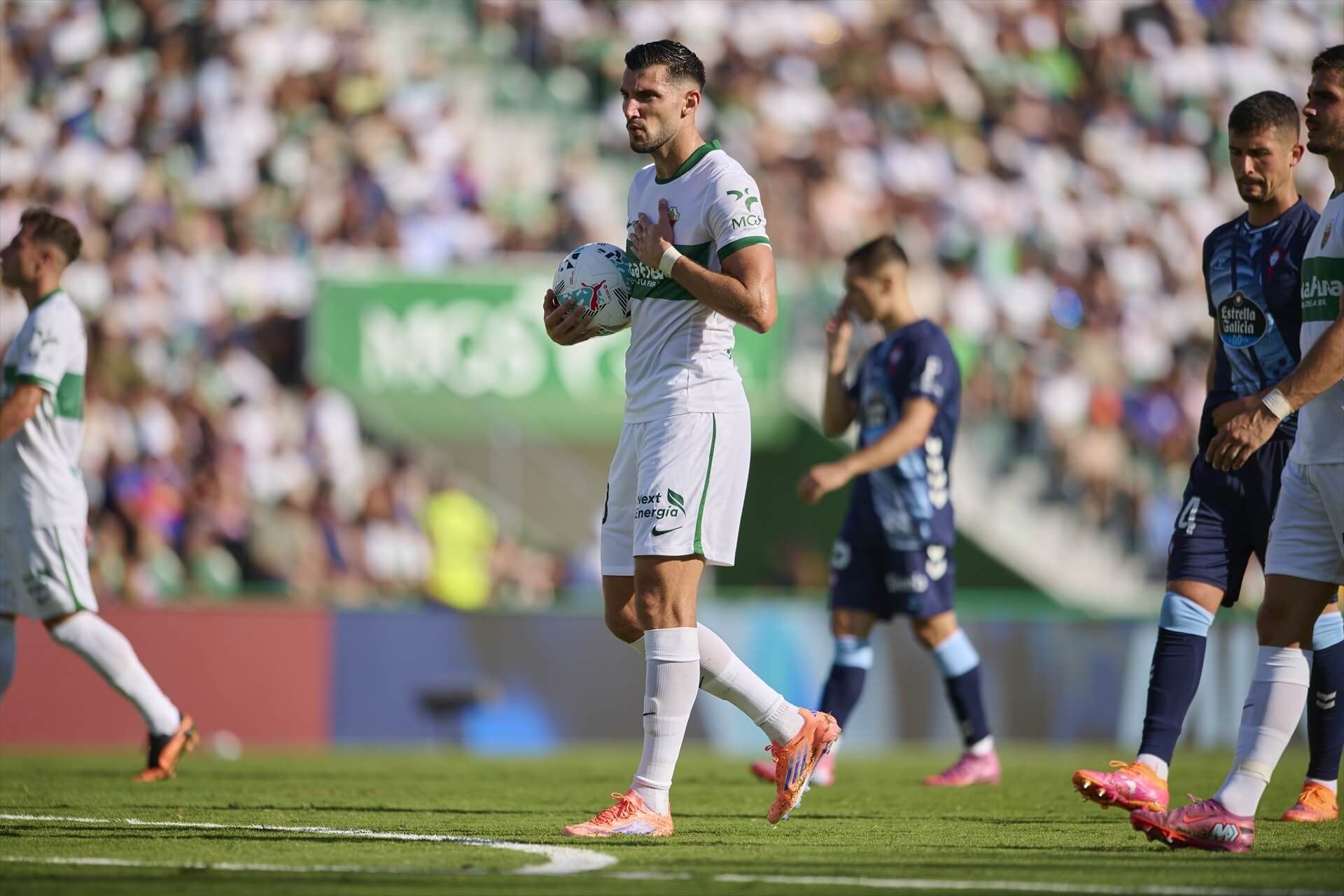  Rafa Mir se dispone a tirar su penalti en el Elche-Celta.