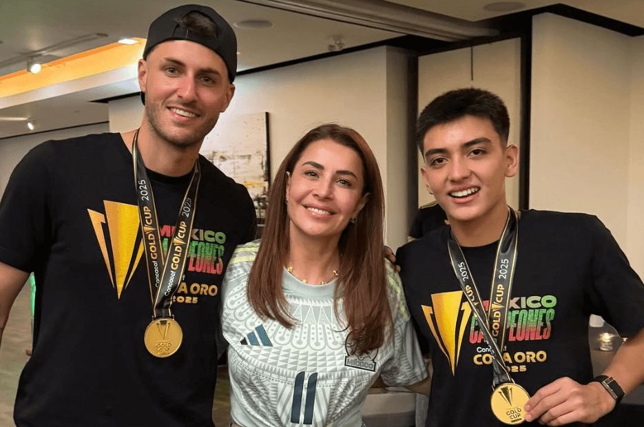  Rafaela Pimenta con Santiago Giménez y Gilberto Mora