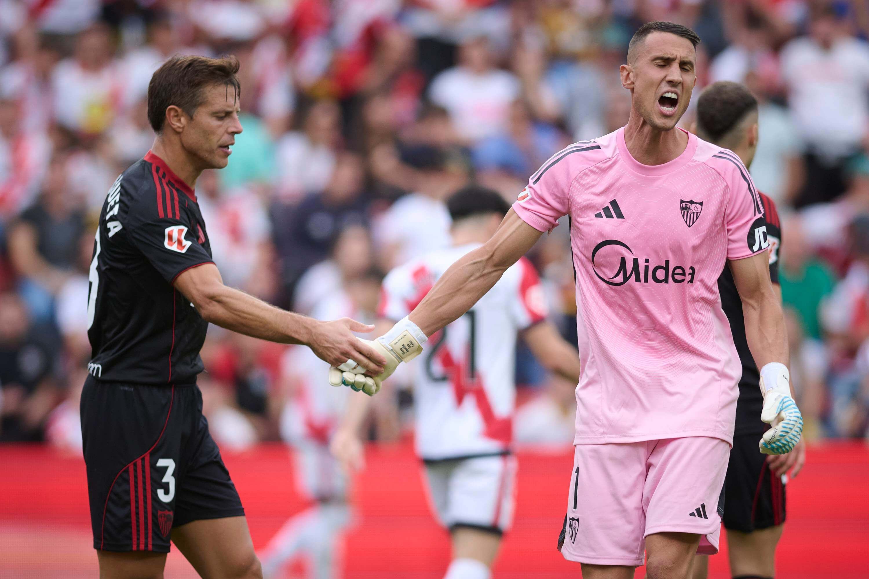  Azpilicueta y Odysseas celebran una parada del portero en el Rayo-Sevilla.
