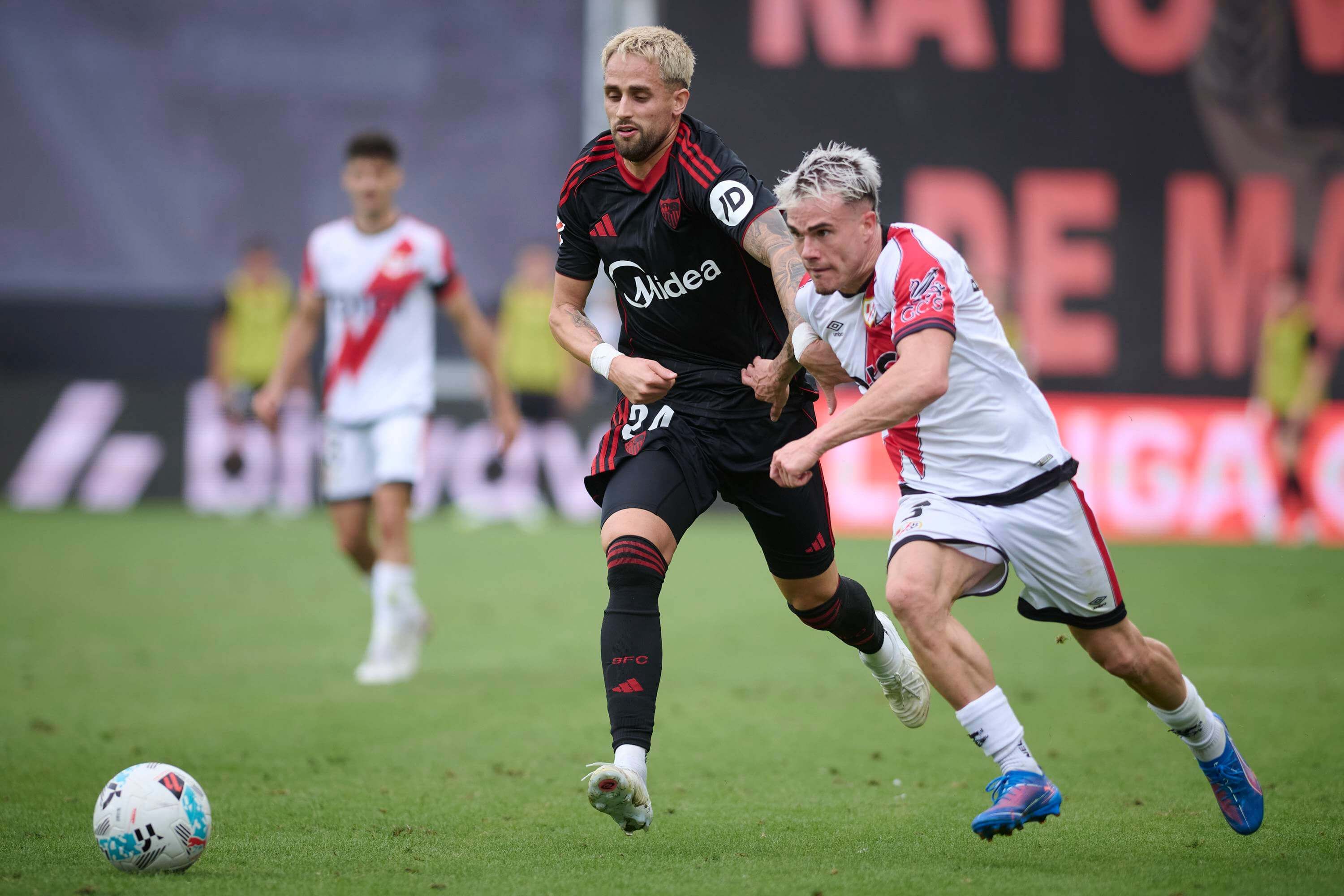 Januzaj y Pep Chavarría, en el Rayo-Sevilla.