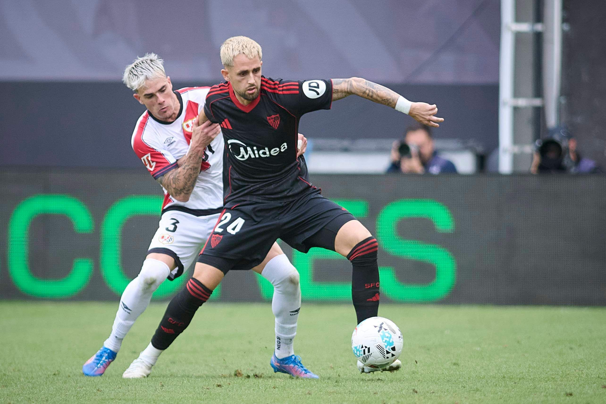  Januzaj y Pep Chavarría, en el Rayo-Sevilla.