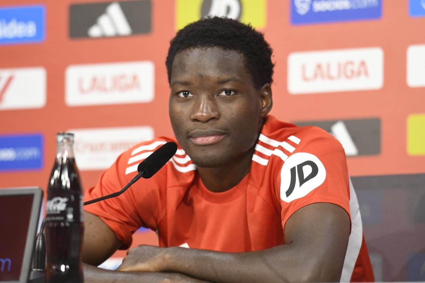  Lucien Agoumé, en rueda de prensa.