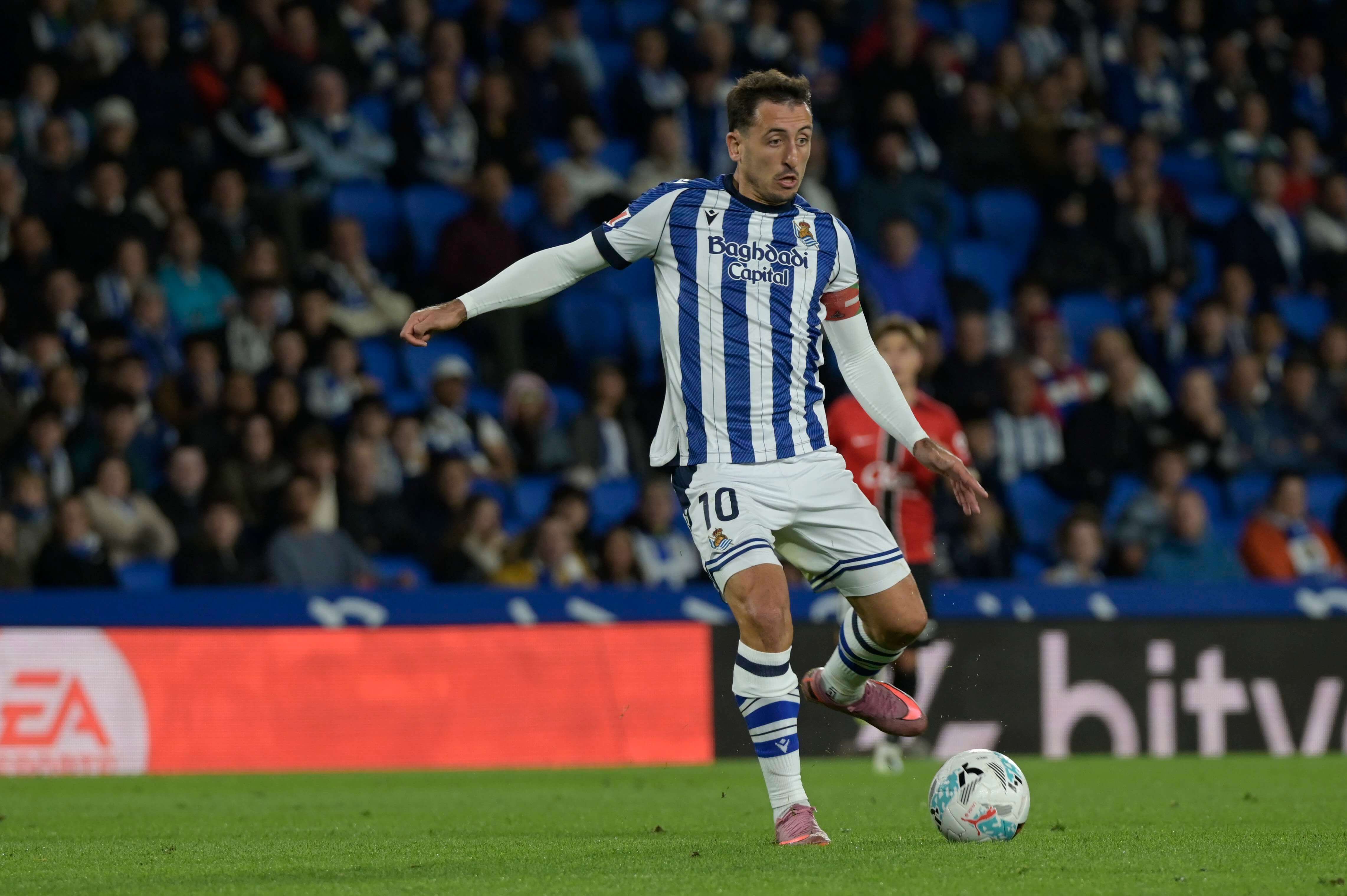  Mikel Oyarzabal da un pase en el Real Sociedad-Mallorca.