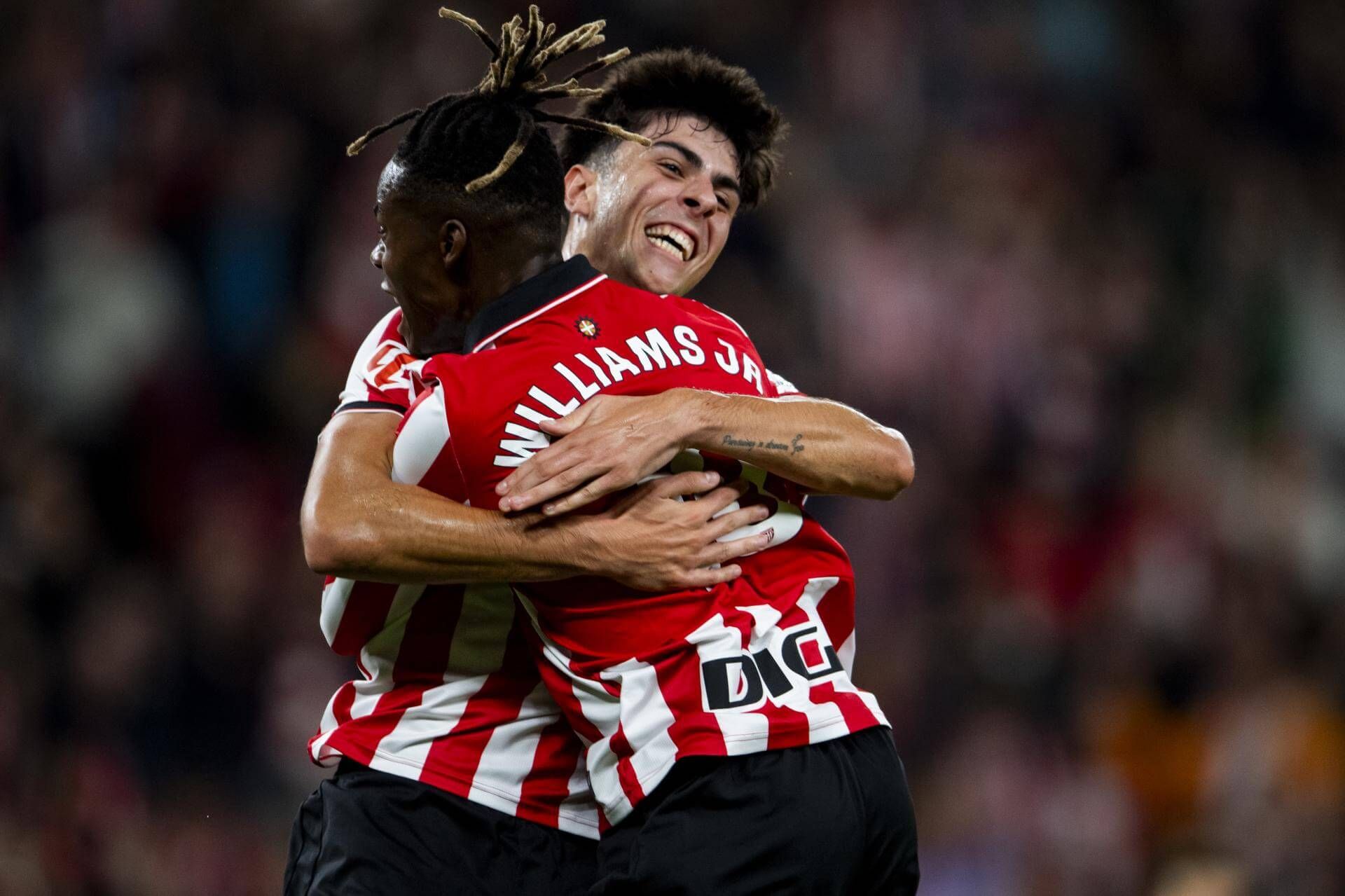  Alex Rego se abraza con Nico Williams en San Mamés ante el Mallorca.