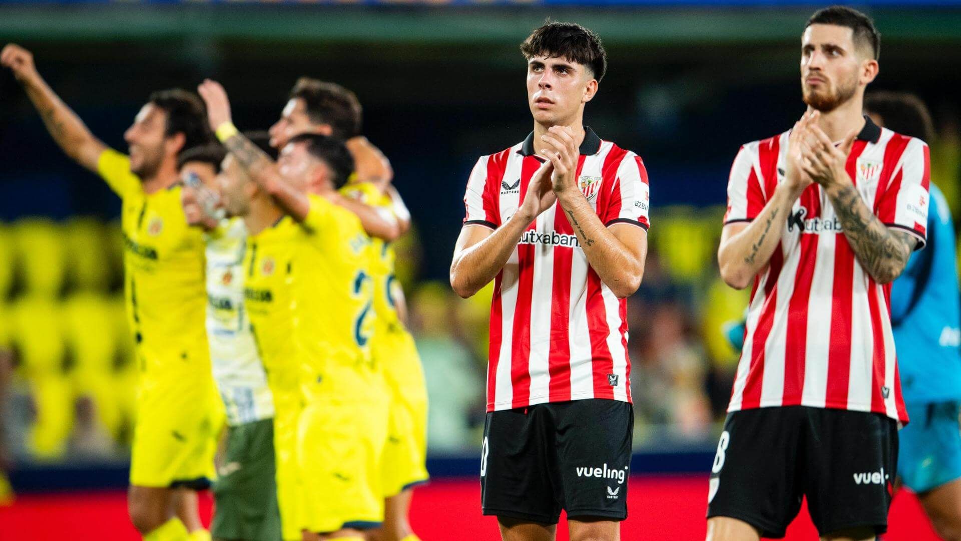  Rego y Oihan Sancet aplauden tras jugar ante el Villarreal en La Cerámica.