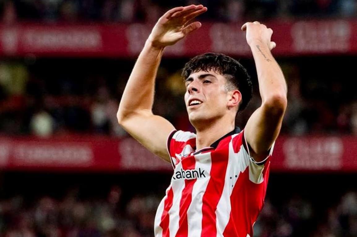  Gesto de Alex Rego a la grada en San Mamés ante el RCD Mallorca.