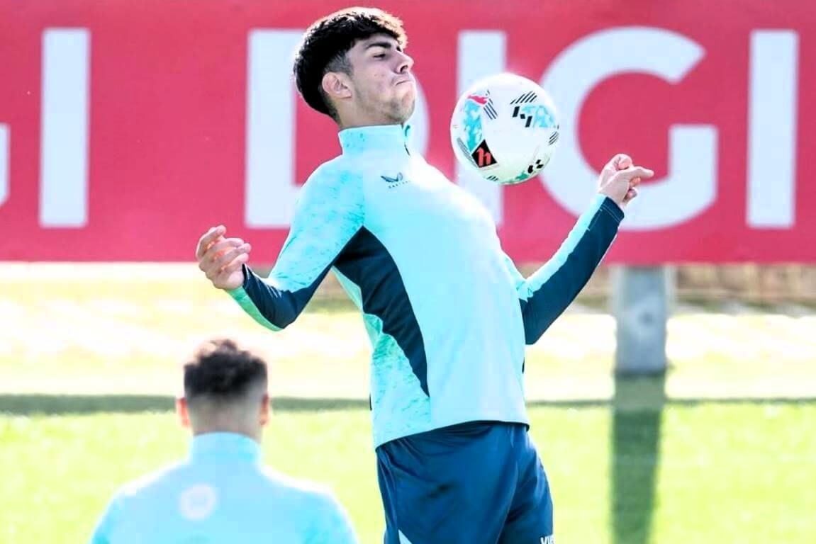 Control de pecho del bilbaíno Alex Rego entrenando en Lezama.