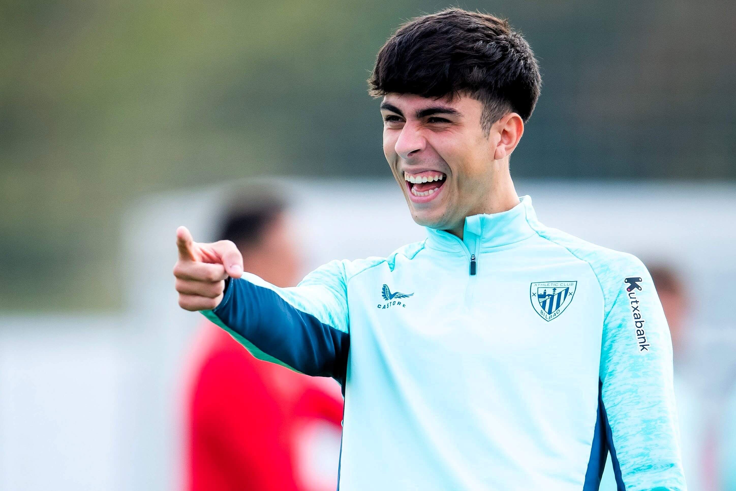  Las risas de Alejandro Rego en un entrenamiento en Lezama.