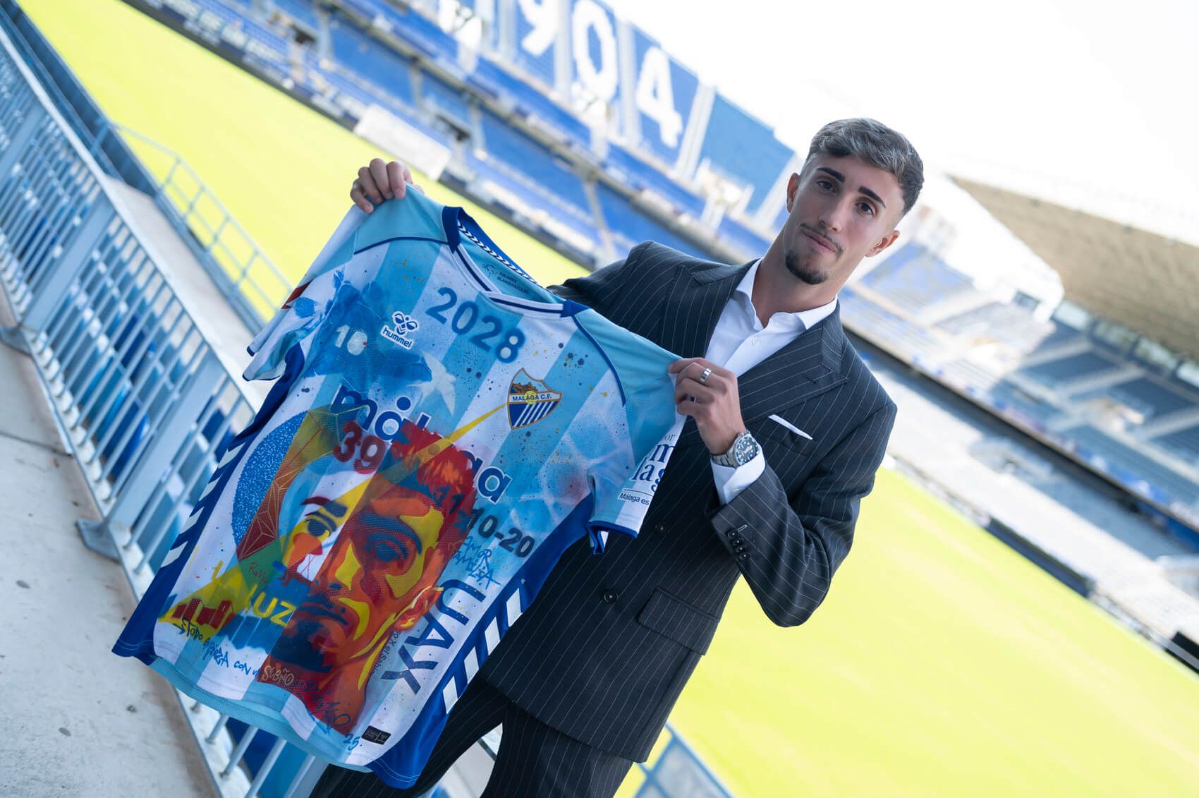  David Larrubia posa con la camiseta especial por su renovación.