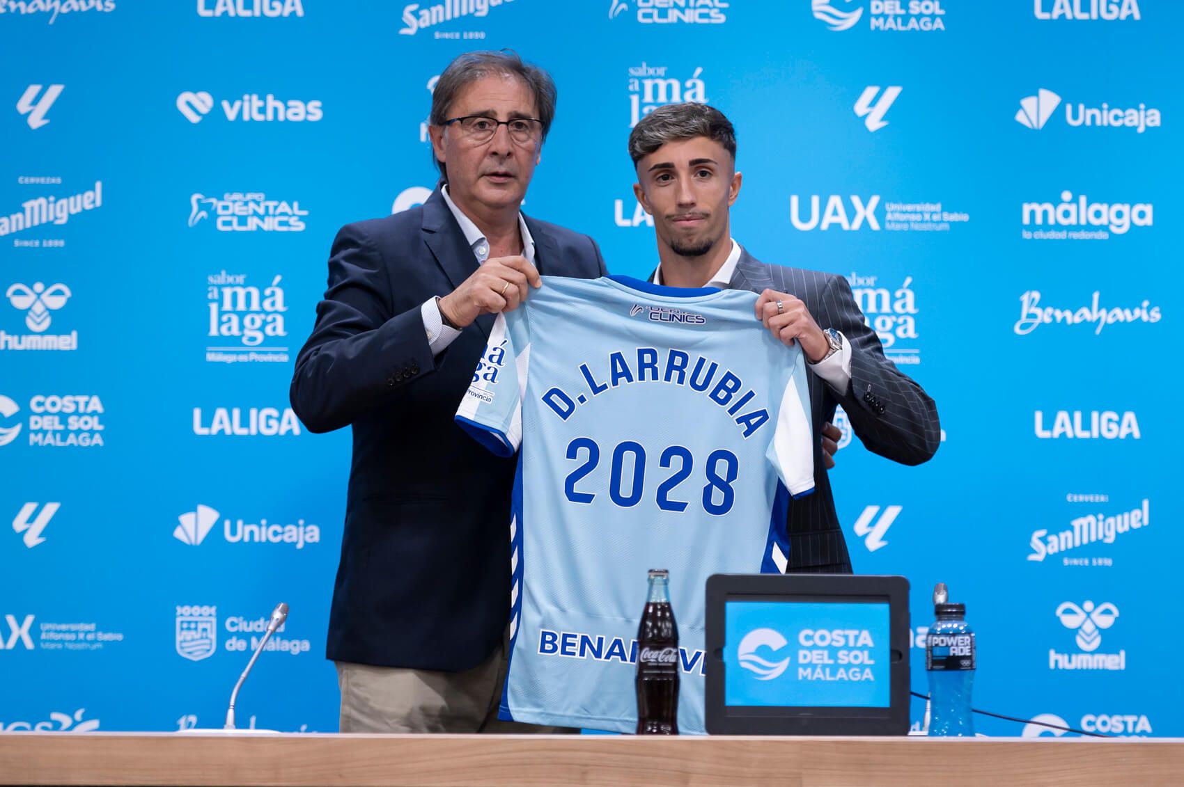  Loren Juarros y David Larrubia posan tras la renovación de este.