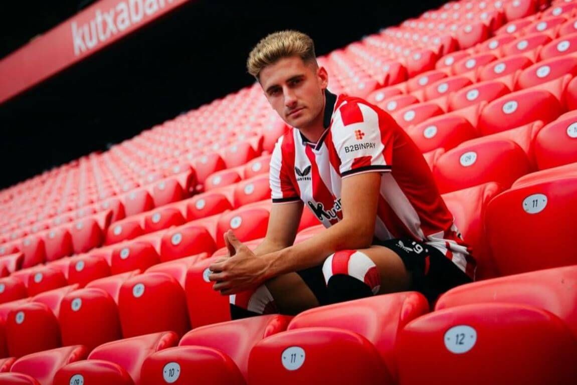  Robert Navarro posa en su presentación como nuevo león en San Mamés