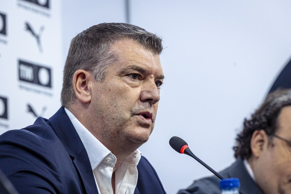 Ron Gourlay en sala de prensa