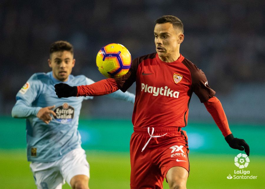 El sevillista Roque Mesa con la pelota.