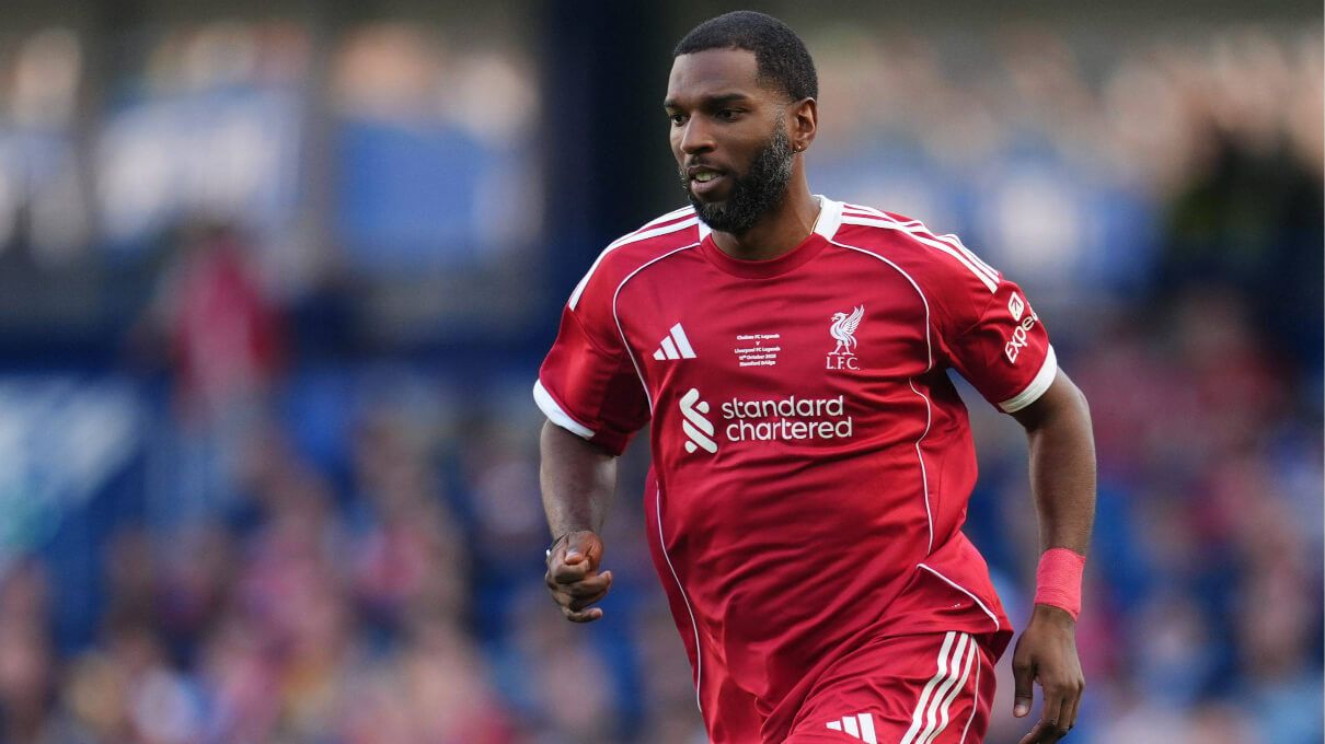  Ryan Babel juega con las leyendas del Liverpool.