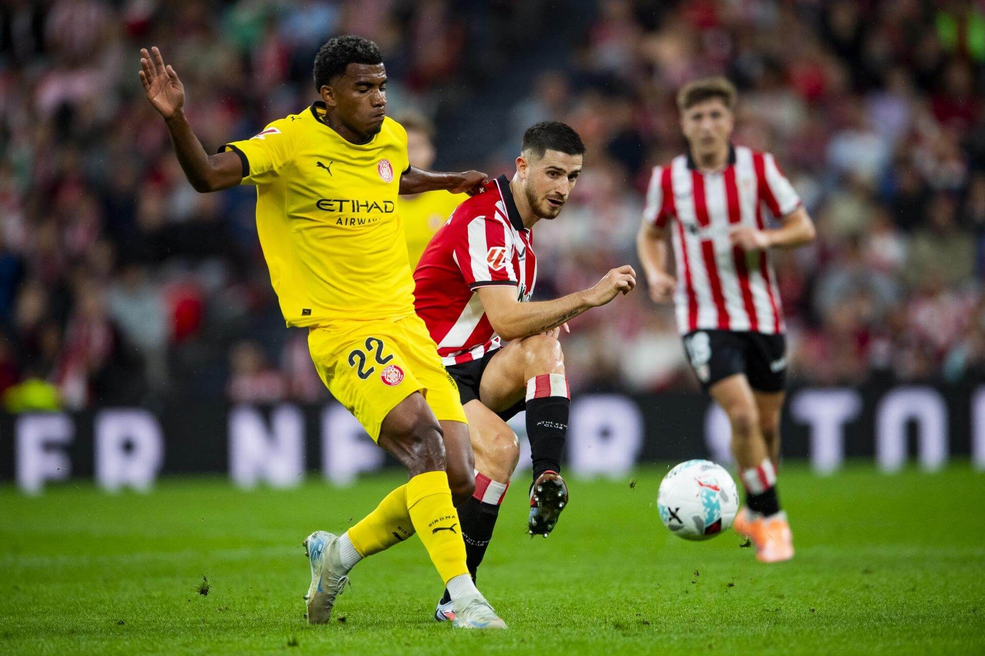  Un diluido Oihan Sancet la juega ante el Girona FC en San Mamés.