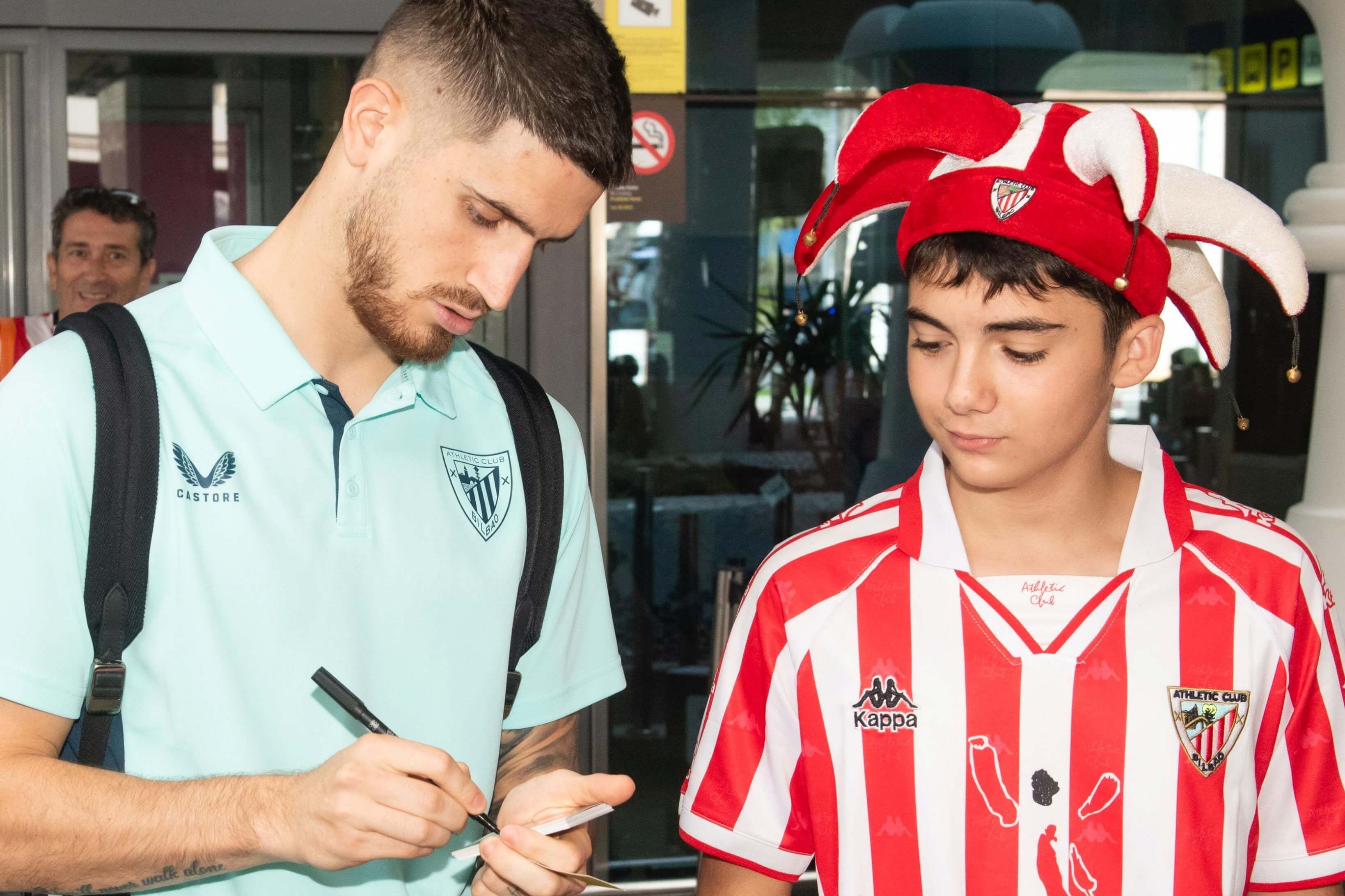 Oihan Sancet firma autógrafos a jóvenes athleticzales en Valencia.