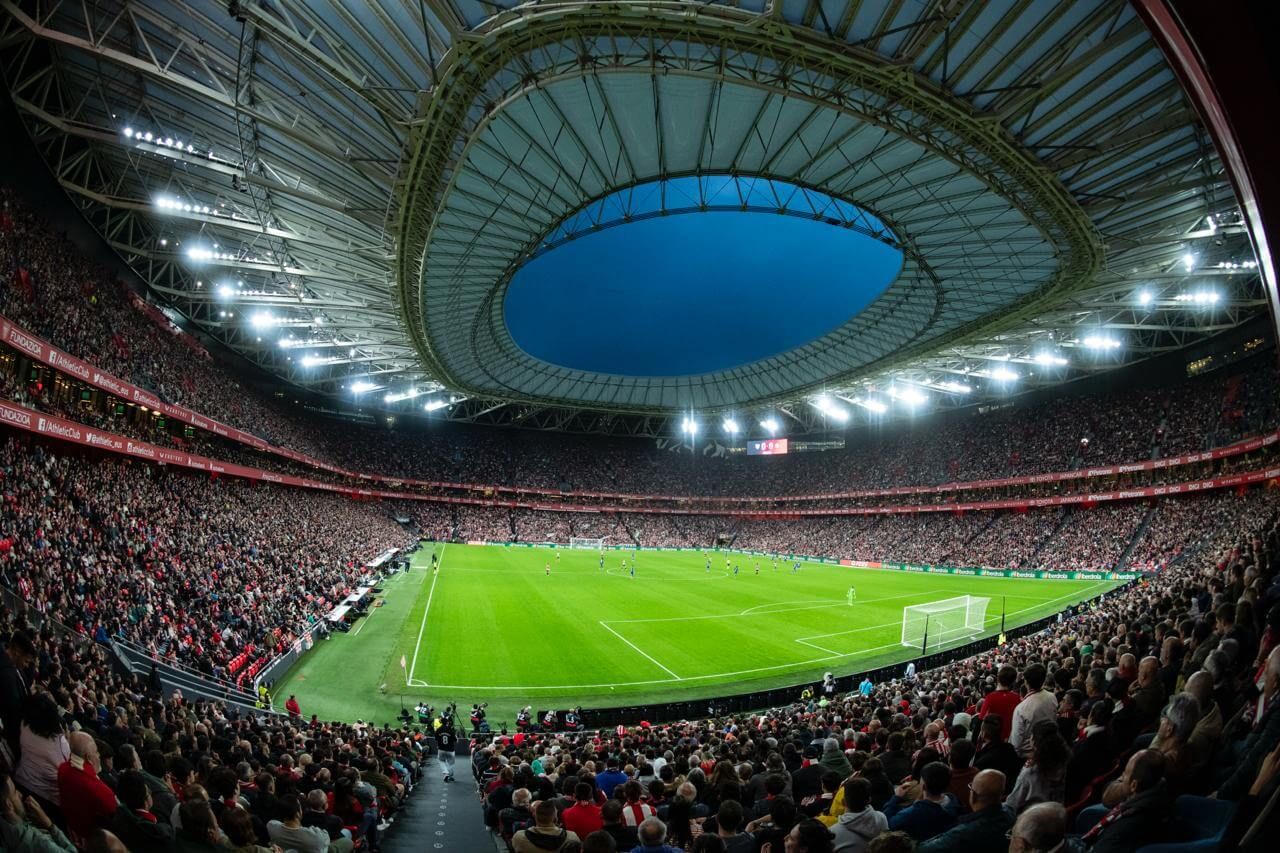 Panorámica de un partido de LALIGA en San Mamés.