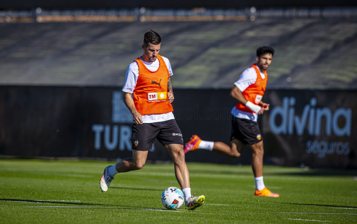 Baptiste Santamaría podría quedarse fuera del once titular