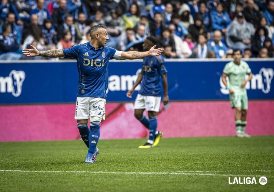 Santi Cazorla, durante el Real Oviedo-Levante.