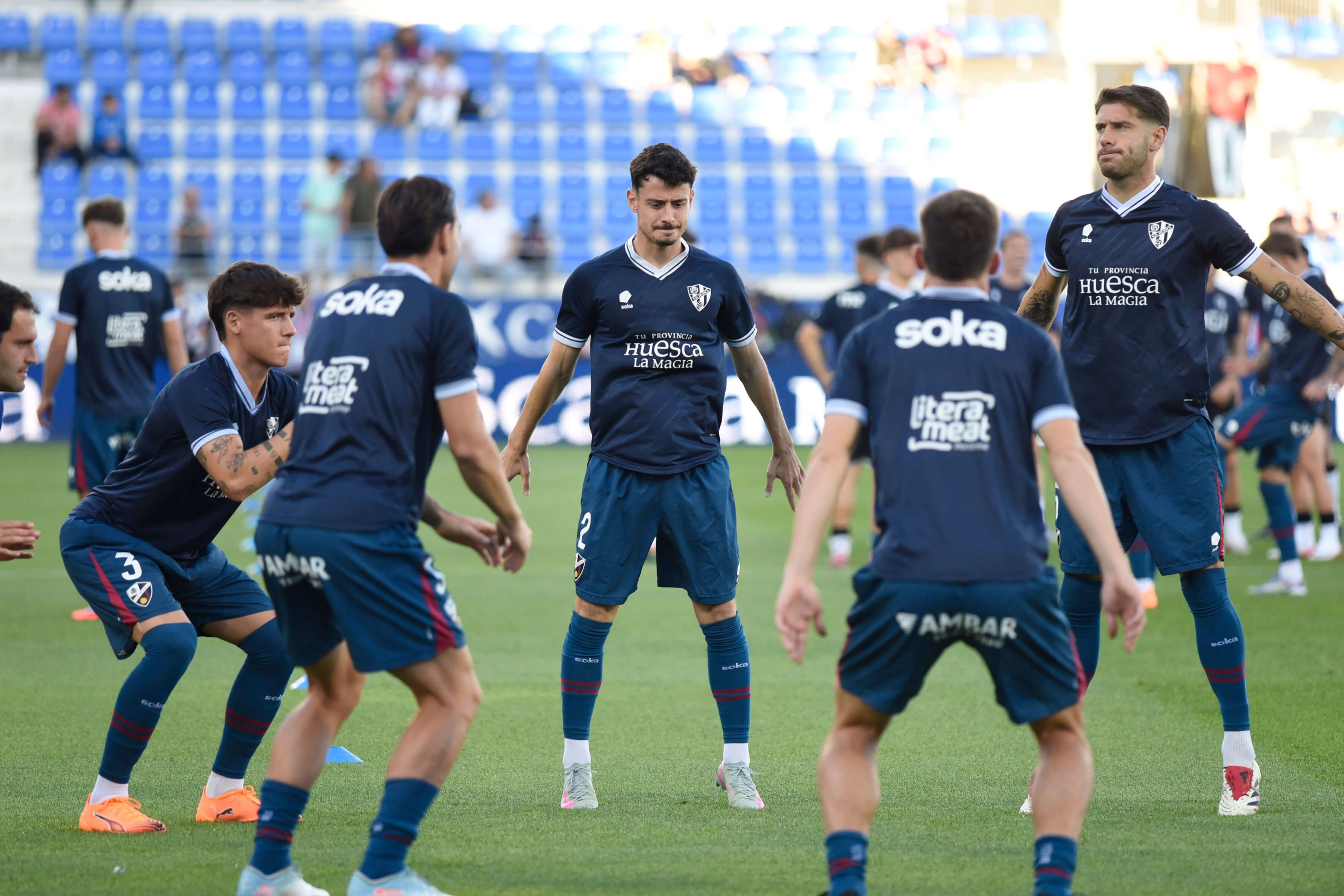  Calentamiento del Huesca antes de jugar contra el Burgos.