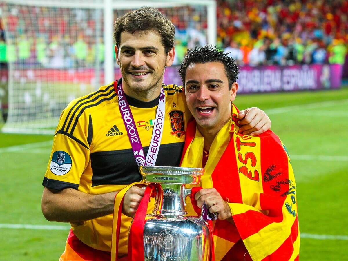  Iker Casillas y Xavi Hernández posan con la Eurocopa 2012.