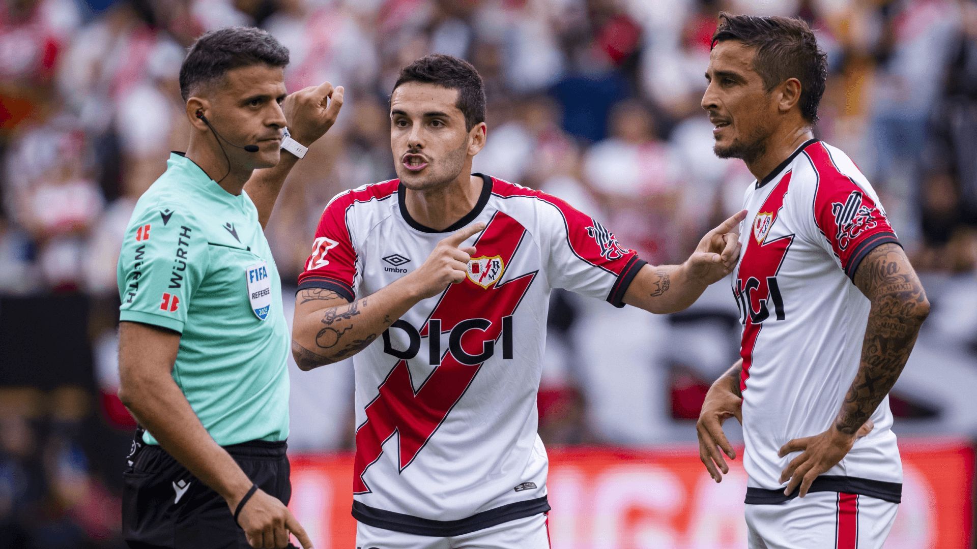  Sergio Camello protesta ante Gil Manzano en el Rayo-Sevilla.